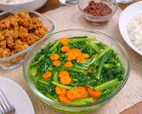 Foto langkah ke 4 dari resep Sayur Bening Caisim (Sawi Hijau) Wortel.