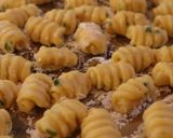 Foto langkah ke 13 dari resep Resep & Cara Membuat Kue Garpu Bawang yang gurih dan renyah.