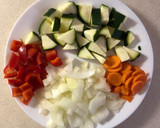 Foto del paso 1 de la receta: Verduras a la plancha con albóndigas de pavo y tomate triturado