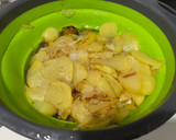 Foto del paso 7 de la receta: Tortilla de patata con queso y cebolla