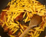 Foto del passaggio 3 della ricetta Penne lisce all’assassina versione amatriciana