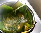 A picture of step 4 of Banana leaf Green onion omelette.
