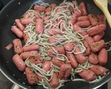 Foto del paso 12 de la receta: Salchichas minis con gulas al ajillo y calabacín al horno