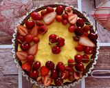 Foto del passaggio 11 della ricetta Torta al cacao con crema pasticcera fragole e ciliegie