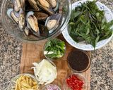 A picture of step 1 of Stir-fry mussels with ginger and basil.