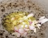 Gambar langkah 3 resipi Ayam Masak Kicap Dengan Kentang.