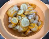 Une image de l'étape 1 de Courgettes jaunes marinées à l’oignon rouge et épices à la plancha.