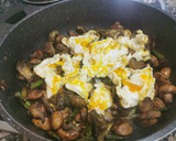 Foto del paso 4 de la receta: Ous trencats amb carxofes, xampinyons i espàrrecs de marge