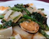 Foto del paso 10 de la receta: Acelgas con mejillones picantes, espárragos y ajos tiernos