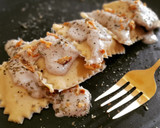 Foto del paso 16 de la receta: Raviolis caseros de pies de cerdo con gambas y bechamel de ceps