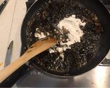 Foto del paso 3 de la receta: Calamares enlatados en su tinta con arroz negro