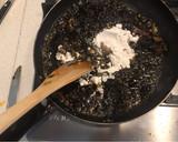 Foto del paso 3 de la receta: Calamares enlatados en su tinta con arroz negro