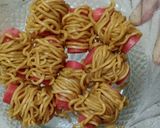 Foto langkah ke 4 dari resep Mie Gulung Sosis Tanpa Telur.