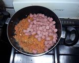 Foto del paso 2 de la receta: #CocinaConCookpad Guiso de polenta con salchichas y queso
