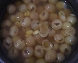 Hình bước làm 3 của món Chè hạt sen long nhãn