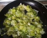 Foto del paso 1 de la receta: Empanada de puerros con queso azul