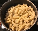 Foto del paso 1 de la receta: Macarrones gratinados con atún y maicitos