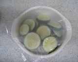 A picture of step 2 of Zucchini and Ground Pork Stir-Fry with Curry and Soy Sauce Seasoning.