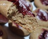 Foto del paso 4 de la receta: Pepas integrales con mermelada de frutillas 🍓