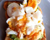 A picture of step 2 of My Avocado with Egg on toast & Bacon crispies. 😙.