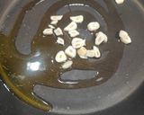 Foto del paso 1 de la receta: Calamares, setas shiitake al ajillo y langostinos