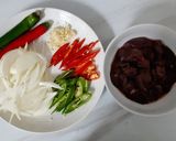 รูปขั้นตอนการทำที่ 1 ของ "ตับหมูผัดพริก" Stir Fried Pork Liver with Chilli🌶🧅