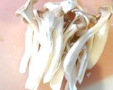 A picture of step 2 of Chicken Thigh and King Oyster Mushroom Butter Ponzu Stir-fry.
