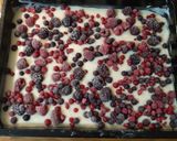 Piros bogyós-joghurtos süti recept fázis 2 fotója