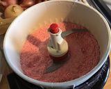 Une image de l'étape 5 de Tarte aux quetsches et pralines roses.