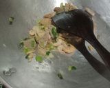 Foto langkah ke 2 dari resep Bihun Goreng bakso udang.