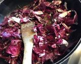 Une image de l'étape 9 de Trévise farcie aux anchois,parmesan et câpres italiennes et sa couronne d oignons de roscoff.