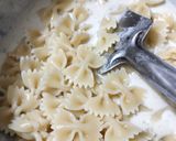 A picture of step 8 of White sauce cheesy pasta.