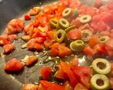 Foto del passaggio 1 della ricetta Pasta di piselli con ciliegino ed olive 🍅🫒