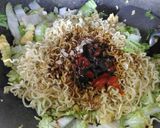 Foto langkah ke 4 dari resep Mie goreng sawi putih praktis.