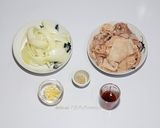 รูปขั้นตอนการทำที่ 4 ของ ปลาหมึกแห้งผัดหอมใหญ่