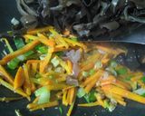 Foto langkah ke 7 dari resep Mie goreng jamur kuping.