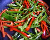 A picture of step 5 of Chinjao Rosu-style Chikuwa and Green Pepper Stir-fry.