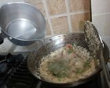 A picture of step 3 of Rava upma.