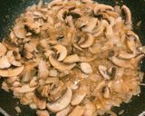 Pizzatésztába tekert szűzérme, baconos-gombás-hagymás-sajtos ágyon recept fázis 4 fotója