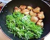 A picture of step 4 of Sukiyaki-Style Stewed Mizuna Greens and Chicken.