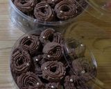 Foto langkah ke 7 dari resep Kue Kering Semprit Coklat Kayumanis.