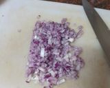 Foto del paso 4 de la receta: Buñuelos de puré de papas, abadejo, palitos de cangrejo y cebolla sofrita con ensalada