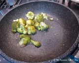 Foto del passaggio 5 della ricetta Filetto di maiale alle spezie con salsa al vino rosso con mazze di tamburo e broccoletti