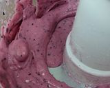 A picture of step 2 of Frozen berry yoghurt.