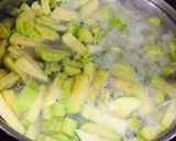 Hình bước làm 4 của món Canh nghêu bí xanh Hàn Quốc