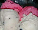 A picture of step 4 of Strawberry and chocolate flakes ice cream.