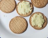 A picture of step 3 of Marie Biscuit Choco pies.