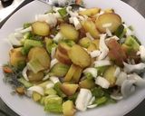Une image de l'étape 15 de Salade tiède de pommes de terre et asperges au lard, tomates et oignon doux.