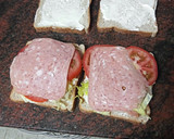 Foto del paso 2 de la receta: Sándwich de fiambre con lechuga, tomate y mayonesa