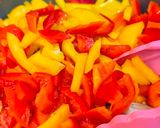 A picture of step 3 of Stir-Fried Chicken Breast with Bell Peppers and Green Beans.